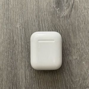 airpods 1st gen left with case